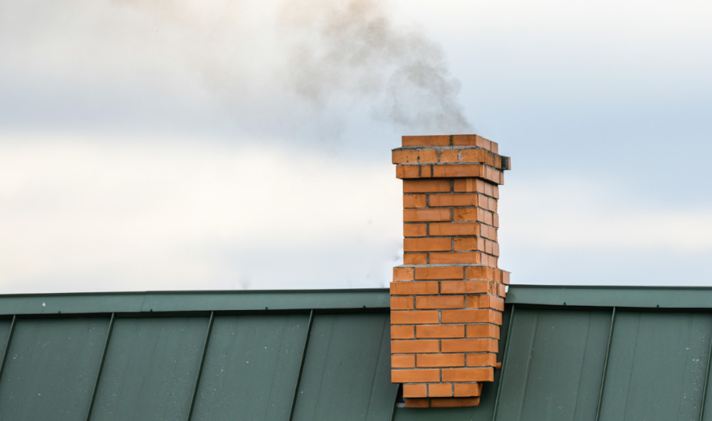 Dymiący komin na dachu - sezon grzewczy